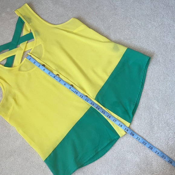 🌷Beautiful sleeveless Chiffon Blouse w/bck detail - Picture 4 of 9